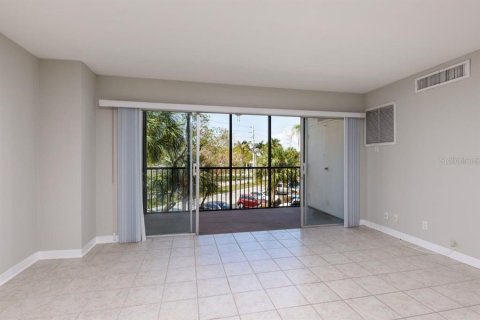 Condo in Treasure Island, Florida, 2 bedrooms  № 2219446 - photo 15