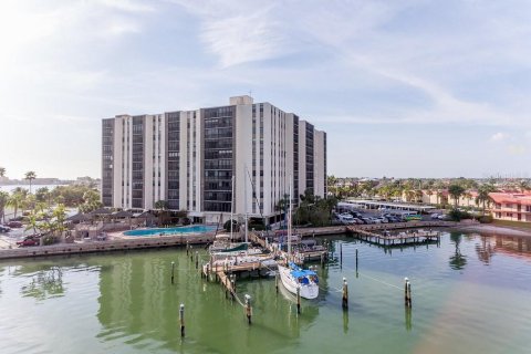 Condo in Treasure Island, Florida, 2 bedrooms  № 2219446 - photo 3