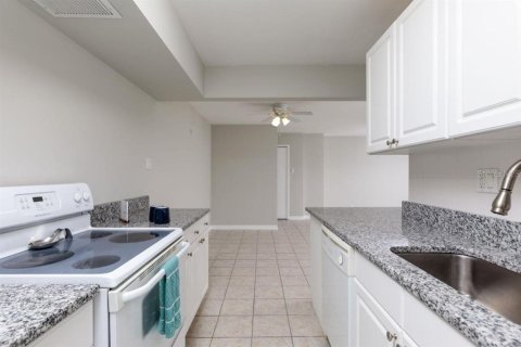 Condo in Treasure Island, Florida, 2 bedrooms  № 2219446 - photo 11