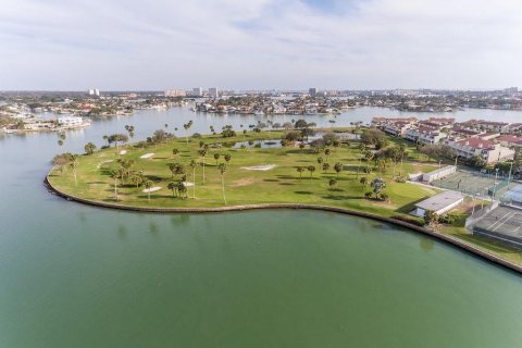 Condo in Treasure Island, Florida, 2 bedrooms  № 2219446 - photo 5