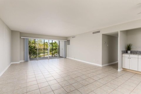 Condo in Treasure Island, Florida, 2 bedrooms  № 2219446 - photo 14