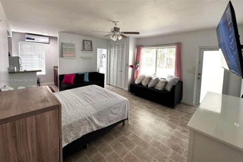 House in Miami, Florida 4 bedrooms, 264.96 sq.m. № 1937970 - photo 22