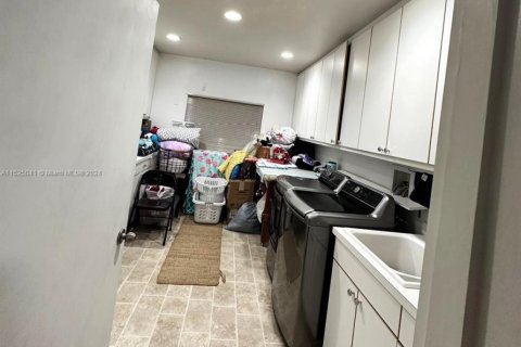 House in Miami, Florida 4 bedrooms, 264.96 sq.m. № 1937970 - photo 21