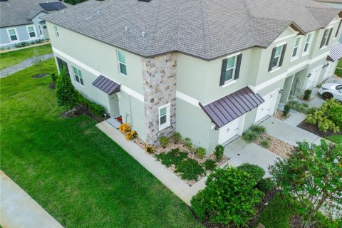 Townhouse in Zephyrhills, Florida 3 bedrooms, 166.02 sq.m. № 2105926 - photo 6