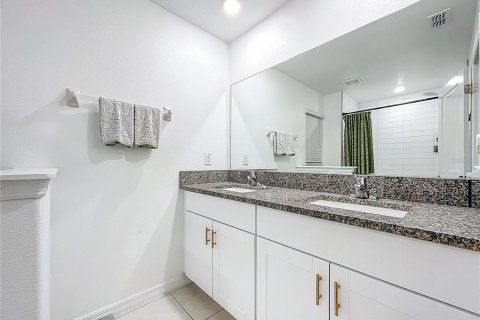 Townhouse in Zephyrhills, Florida 3 bedrooms, 166.02 sq.m. № 2105926 - photo 16
