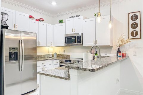 Townhouse in Zephyrhills, Florida 3 bedrooms, 166.02 sq.m. № 2105926 - photo 21