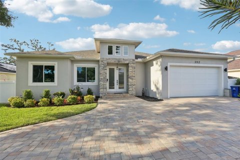 House in Belleair, Florida 4 bedrooms, 244.89 sq.m. № 1873105 - photo 1