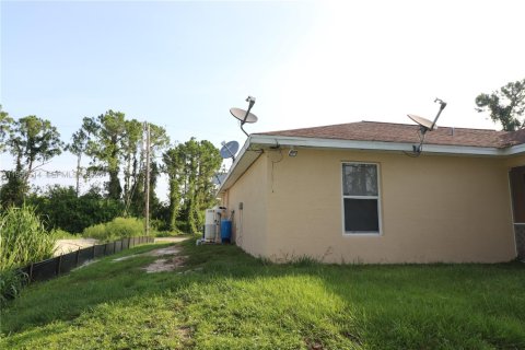 House in Lehigh Acres, Florida 3 bedrooms № 2010561 - photo 28