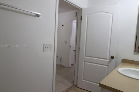 House in Lehigh Acres, Florida 3 bedrooms № 2010561 - photo 15