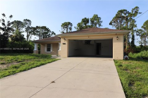 House in Lehigh Acres, Florida 3 bedrooms № 2010561 - photo 6