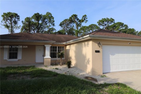 House in Lehigh Acres, Florida 3 bedrooms № 2010561 - photo 2