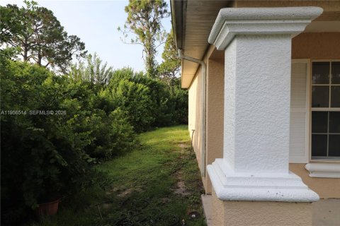House in Lehigh Acres, Florida 3 bedrooms № 2010561 - photo 8