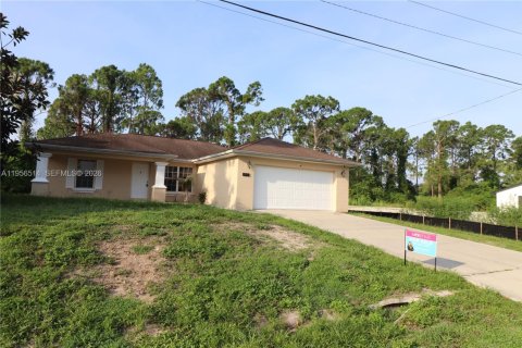 House in Lehigh Acres, Florida 3 bedrooms № 2010561 - photo 3