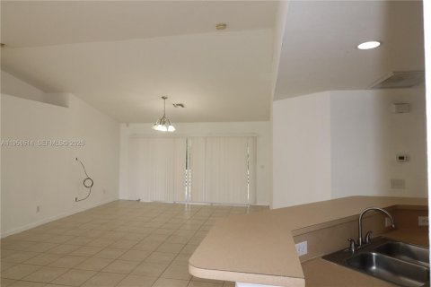 House in Lehigh Acres, Florida 3 bedrooms № 2010561 - photo 11