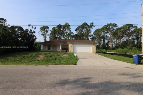 House in Lehigh Acres, Florida 3 bedrooms № 2010561 - photo 4