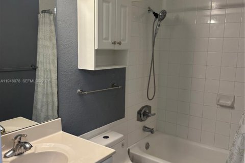 Copropriété à louer à Hollywood, Floride: 1 chambre, 77.57 m2 № 2152893 - photo 11