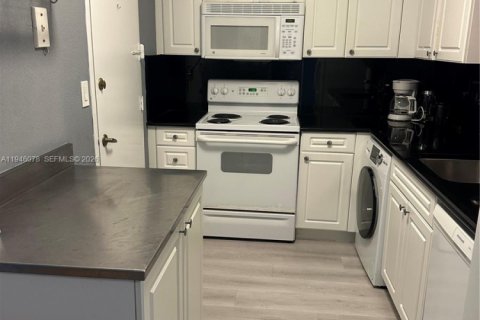 Copropriété à louer à Hollywood, Floride: 1 chambre, 77.57 m2 № 2152893 - photo 15