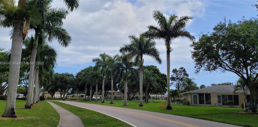 House in Delray Beach, Florida 2 bedrooms, 87.7 sq.m. № 1860482