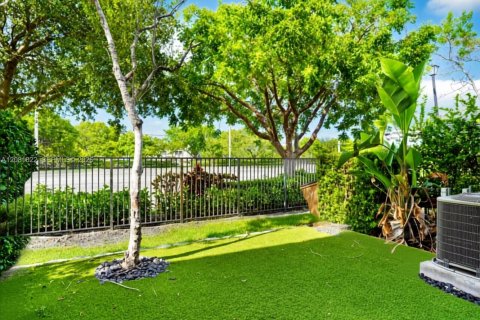 Touwnhouse à vendre à Deerfield Beach, Floride: 3 chambres, 146.04 m2 № 2375298 - photo 18