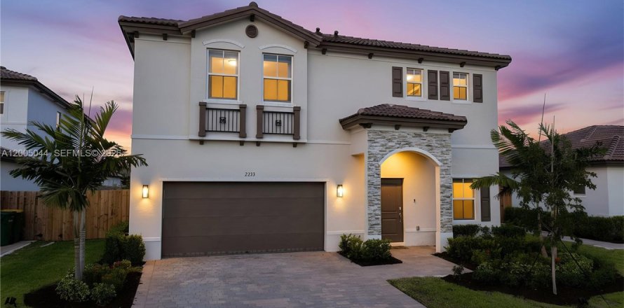 House in Homestead, Florida 4 bedrooms, 245.26 sq.m. № 2069054