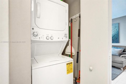 Купить кондоминиум в Майами, Флорида 2 спальни, 113.99м2, № 1933459 - фото 17