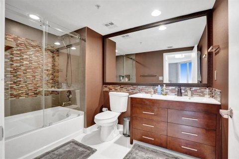 Купить кондоминиум в Майами, Флорида 2 спальни, 113.99м2, № 1933459 - фото 24