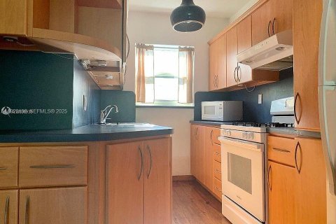 Copropriété à louer à Bay Harbor Islands, Floride: 2 chambres, 83.61 m2 № 1984378 - photo 1