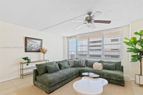 Condominio en venta en Hollywood, Florida, 1 dormitorio, 78.69 m2 № 2414212 - foto 8