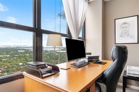 Condo in Miami, Florida, 2 bedrooms № 2178613 - photo 15