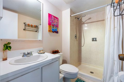 Condo in Miami, Florida, 2 bedrooms № 2178613 - photo 17