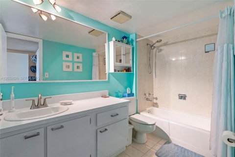 Condo in Miami, Florida, 2 bedrooms № 2178613 - photo 12