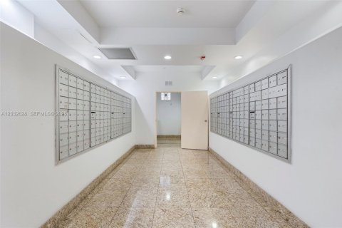 Condo in Miami, Florida, 2 bedrooms № 2178613 - photo 30