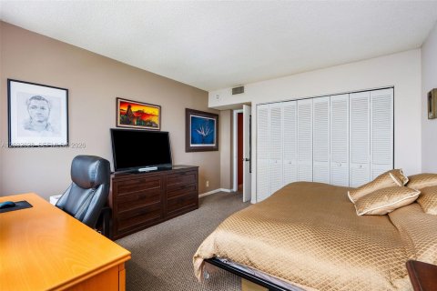 Condo in Miami, Florida, 2 bedrooms № 2178613 - photo 16