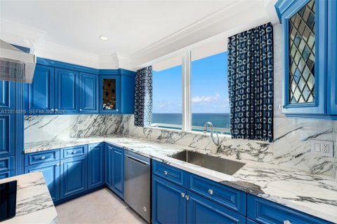 Condo in Miami Beach, Florida, 4 bedrooms  № 2056257 - photo 11