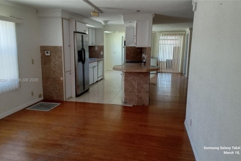 Снять в аренду квартиру в Пемброк-Пайнс, Флорида 3 спальни, 137.03м2, № 2033429 - фото 10