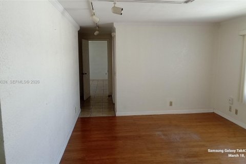 Снять в аренду квартиру в Пемброк-Пайнс, Флорида 3 спальни, 137.03м2, № 2033429 - фото 3