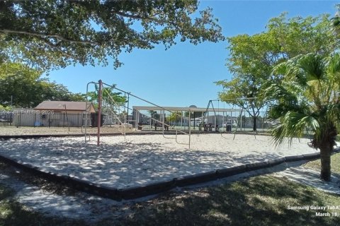 Снять в аренду квартиру в Пемброк-Пайнс, Флорида 3 спальни, 137.03м2, № 2033429 - фото 18