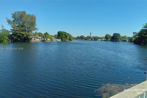 Снять в аренду квартиру в Пемброк-Пайнс, Флорида 3 спальни, 137.03м2, № 2033429 - фото 14