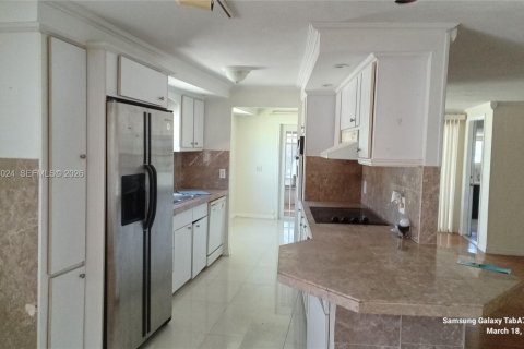 Снять в аренду квартиру в Пемброк-Пайнс, Флорида 3 спальни, 137.03м2, № 2033429 - фото 4