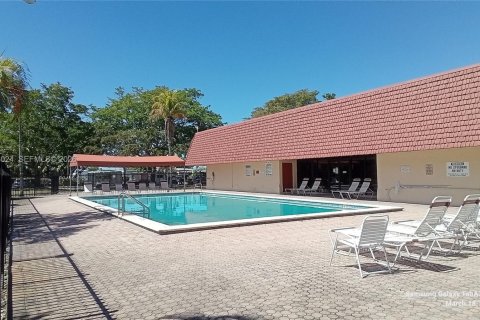Снять в аренду квартиру в Пемброк-Пайнс, Флорида 3 спальни, 137.03м2, № 2033429 - фото 17