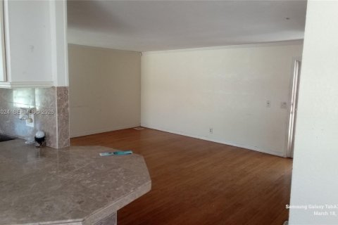 Снять в аренду квартиру в Пемброк-Пайнс, Флорида 3 спальни, 137.03м2, № 2033429 - фото 5