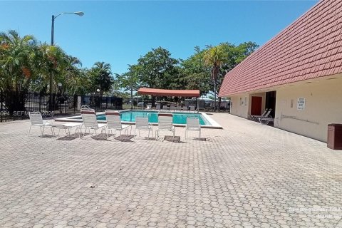 Снять в аренду квартиру в Пемброк-Пайнс, Флорида 3 спальни, 137.03м2, № 2033429 - фото 16