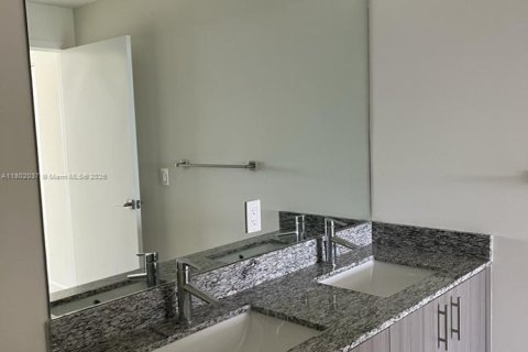 Condo in Doral, Florida, 2 bedrooms  № 1686134 - photo 13