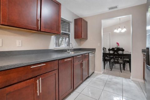 Casa en venta en Tampa, Florida, 4 dormitorios, 283.17 m2 № 2230939 - foto 14