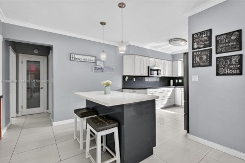 House in Plantation, Florida 4 bedrooms, 189.8 sq.m. № 1950120 - photo 14