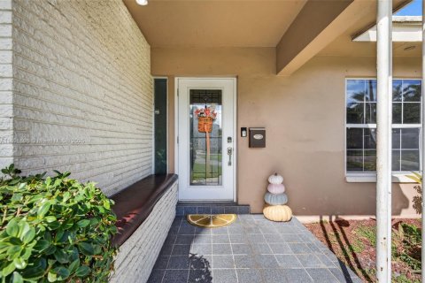 House in Plantation, Florida 4 bedrooms, 189.8 sq.m. № 1950120 - photo 1