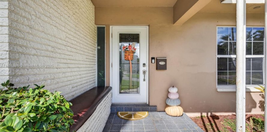 House in Plantation, Florida 4 bedrooms, 189.8 sq.m. № 1950120