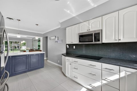 House in Plantation, Florida 4 bedrooms, 189.8 sq.m. № 1950120 - photo 12