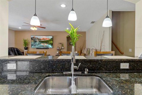 House in Dover, Florida 5 bedrooms, 321.91 sq.m. № 2200140 - photo 7