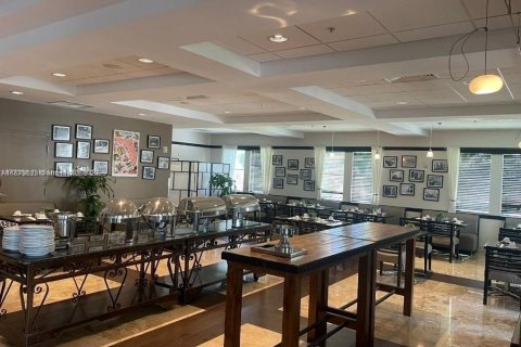 Condominio en venta en Doral, Florida, 1 dormitorio, 99.41 m2 № 1927713 - foto 3